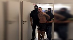 Bratislavská polícia popiera, že by zadržala v klietke zápasníka MMA. Išlo o zohranú scénku?
