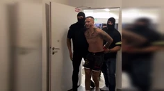 Bratislavská polícia popiera, že by zadržala v klietke zápasníka MMA. Išlo o zohranú scénku?