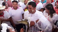 Bizarné video: Mexický starosta sa oženil so samicou aligátora