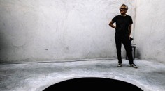 Turista spadol v múzeu do 2-metrovej diery. Má to byť umelecké dielo