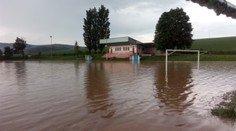 OBRAZOM: Záplavy v obci Kočín. Z futbalového ihriska je bazén