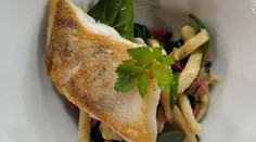 Zubáč s cestovinami, slaninou a špenátom