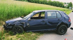 Mladík šoféroval bez vodičáku a s drogami v tele. Spolujazdkyňu (20) bral vrtuľník, sám sa vážne zranil