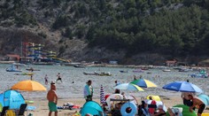 Tragédia na chorvátskej pláži. Dieťa (†2) vyletelo z toboganu, otcovi vypadlo z náručia počas jazdy