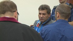 Josef, obvinený zo znásilnenia, na súde mrmle a škrieka. Sudkyňa urobila rázny krok