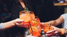 Majitelia ukrajinských barov považujú Aperol Spritz za podporu ruskej agresie, odstraňujú ho z ponuky
