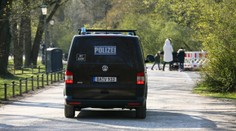 Desivý incident v centre Mníchova: Muž vytrhol rodičom z rúk syna a vrhol sa s ním pod auto