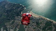 Parašutista vyskočil z lietadla a na zem dopadlo iba telo bez hlavy. Vyšetrovanie odhalilo desivú pravdu