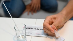 V Európe sa objavil nový variant ochorenia COVID-19. „Cikáda“ sa šíri rýchlejšie a vie obísť imunitu