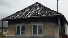 Po búrkach Slováci riešia poškodené strechy. Toto nerobte, hrozí pokuta až 3 000 eur