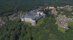 Hrad Červený Kameň je opradený mnohými legandami. Kolosálna a tajomná atmosféra vás dostane