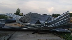 V Michalovciach sa objavil vzdušný vír pripomínajúci tornádo. Spôsobil značné škody