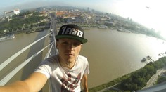 Šialenec sa vyšplhal na bratislavské Ufo bez istenia. Nechýbala selfie