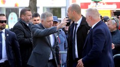 VIDEO: Robert Fico prišiel pozdraviť ľudí na to isté miesto v Handlovej, kde ho pred rokom postrelili
