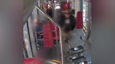 VIDEO: Muž s chodítkom obťažoval ľudí v bratislavskej električke. Pobil sa s iným cestujúcim, ktorého potom okradol