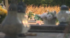 Hroby vedľa kukurice, po pozemku jazdia traktory. Na pietnom mieste sa rieši nezvyčajná situácia