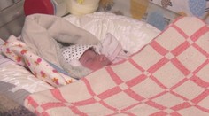 Ženy na Ukrajine rodia, aj keď z neba padajú bomby. Niektoré sa s deťmi nemajú kam vrátiť