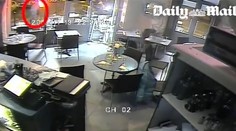 Parížsky masaker: Prvé zábery z útokov, ktoré zachytili kamery v reštaurácii