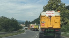 Protestná jazda farmárov vrcholí v Bratislave: Od štátu žiadajú, aby zastavil kupčenie s pozemkami