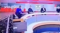 VIDEO: Na novinára počas relácie spadla obrazovka. Za všetko hovorí zdesenie moderátora