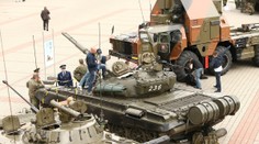 Unikátne defilé vojenskej techniky na zemi aj vo vzduchu