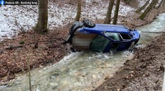 Náhodou išli okolo a zachránili mu život. Vážne zranený vodič bol zakliesnený v aute na mieste bez signálu