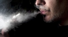 Muža zabila elektronická cigareta. Vybuchla mu v ústach, úlomky sa mu zabodli do lebky