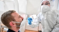 Nezaočkovaní stále potrebujú negatívny test do niektorých prevádzok. Oddnes si zaň zaplatíte