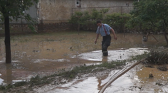 Voda po daždi zaplavila takmer celú dedinu. Ľudia sa brodili v bahne