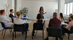 Frederika sa stretáva s ľuďmi, ktorých frustruje ich zamestnanie. Pomáha im, aby sa cítili v práci lepšie