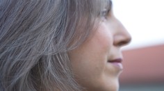 Rozrastá sa trend šedivých vlasov. Pribúda žien, ktoré preferujú prirodzenosť