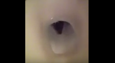 Sadol si na toaletu a počul škriabanie. Toto vyliezlo z potrubia