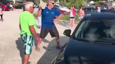 Muž rozbil balvanom cudzie luxusné auto. Bol v ňom uväznený pes