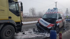 Medzi Nitrou a Topoľčanmi sa čelne zrazila sanitka s kamiónom