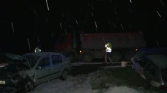 Cesta pri Oslanoch bola čisté klzisko. Na poľadovicu doplatili dve autá