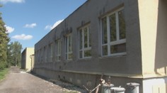 Škola konečne po 40 rokoch dostala nové okná. A hneď ich niekto zničil