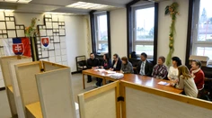Výtržnosť vo volebnej miestnosti: Agresívny muž chcel odniesť urnu