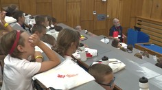 Napriek prázdninám sa mnohí posadia do lavíc. Desiatky detí začali letné štúdium na detských univerzitách