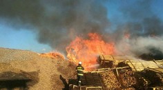 Pri teplárni v Trebišove už od nedele horia zásoby drevnej štiepky na kúrenie