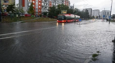 VIDEO: V Bratislave po búrke kolabuje doprava: Zaplavené úseky, popadané stromy aj strecha na ceste