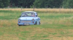Plastová karoséria a nezabudnuteľný zvuk motora. Trabant má 60 rokov