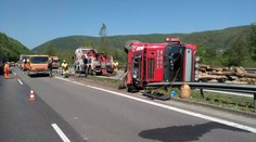 Zrážka auta a kamióna na R1: Zranila sa tehotná žena i partner, vodič auta vážne