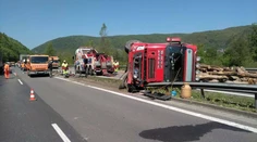 Zrážka auta a kamióna na R1: Zranila sa tehotná žena i partner, vodič auta vážne