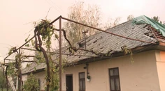 Búrky na východe poškodili desiatky domov, striech a áut. Škody rátajú v desaťtisícoch eur
