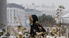 Západ Slovenska zasypal sneh. Meteorológovia ale upozorňujú, že už o pár hodín príde zmena