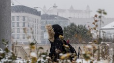 Západ Slovenska zasypal sneh. Meteorológovia ale upozorňujú, že už o pár hodín príde zmena