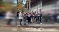 Transparenty, rapkáče aj píšťalky. V Šuranoch protestujú proti výstavbe baterkárne