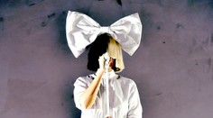 Sia bez parochne a len v bikinách. Toto stále ukrývala pod šatami?