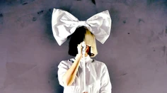 Sia bez parochne a len v bikinách. Toto stále ukrývala pod šatami?