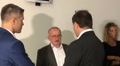 Kotlebovec Mizík bol pred súdom: Areál strážili policajti, prišli aj priaznivci poslanca